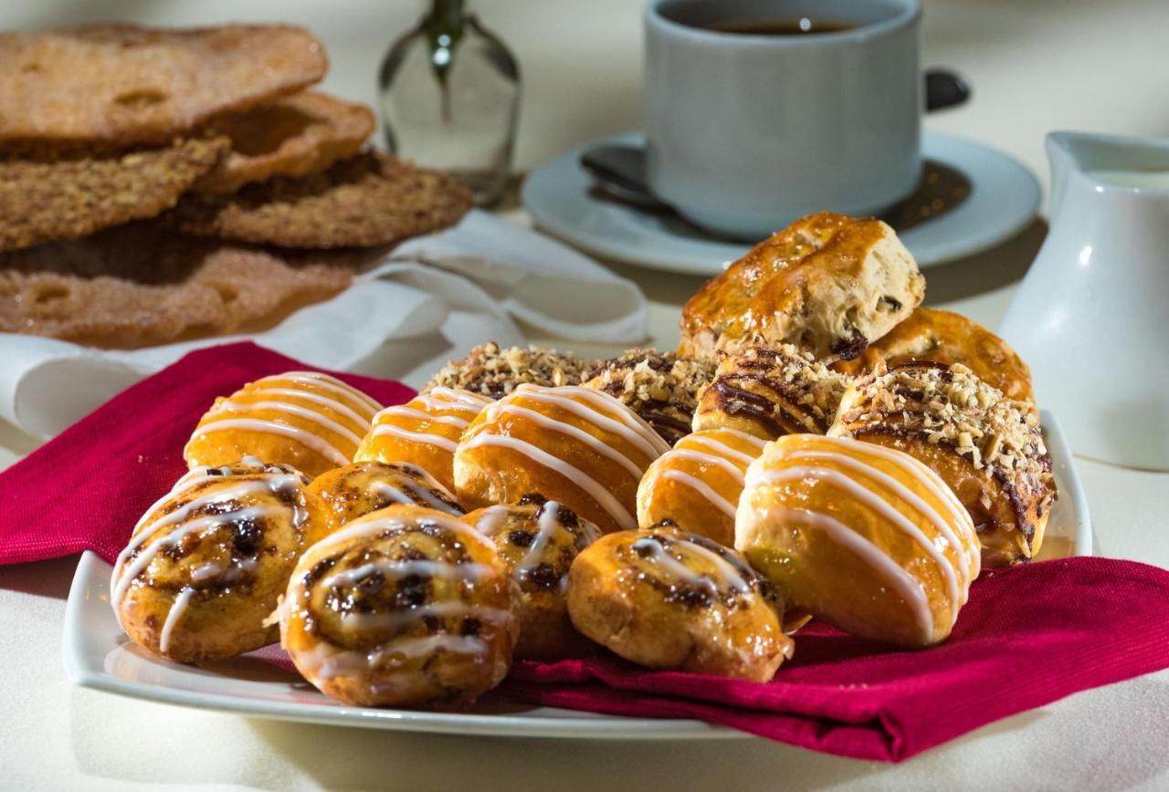 Safi Royal Luxury Metropolitan Hotel San Pedro Garza Garcia Exterior photo A selection of Danish pastries