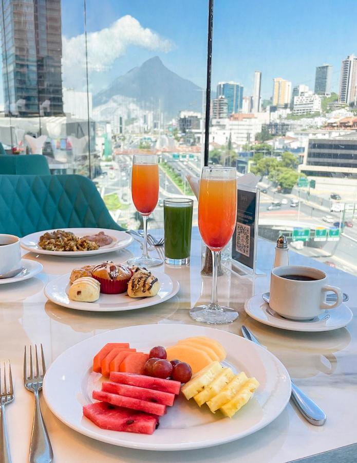 Safi Royal Luxury Metropolitan Hotel San Pedro Garza Garcia Exterior photo Breakfast at the 360° Restaurant