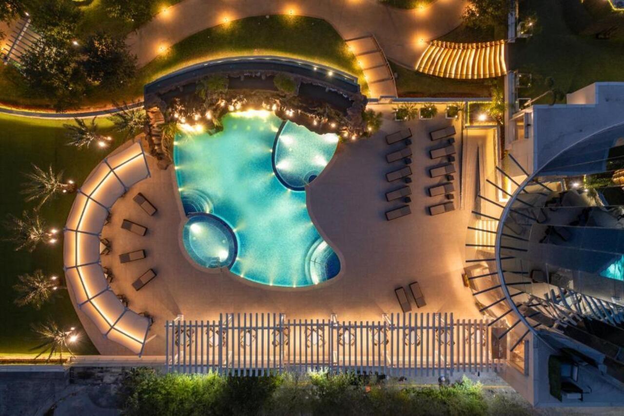 Safi Royal Luxury Metropolitan Hotel San Pedro Garza Garcia Exterior photo Aerial view of the pool at the hotel