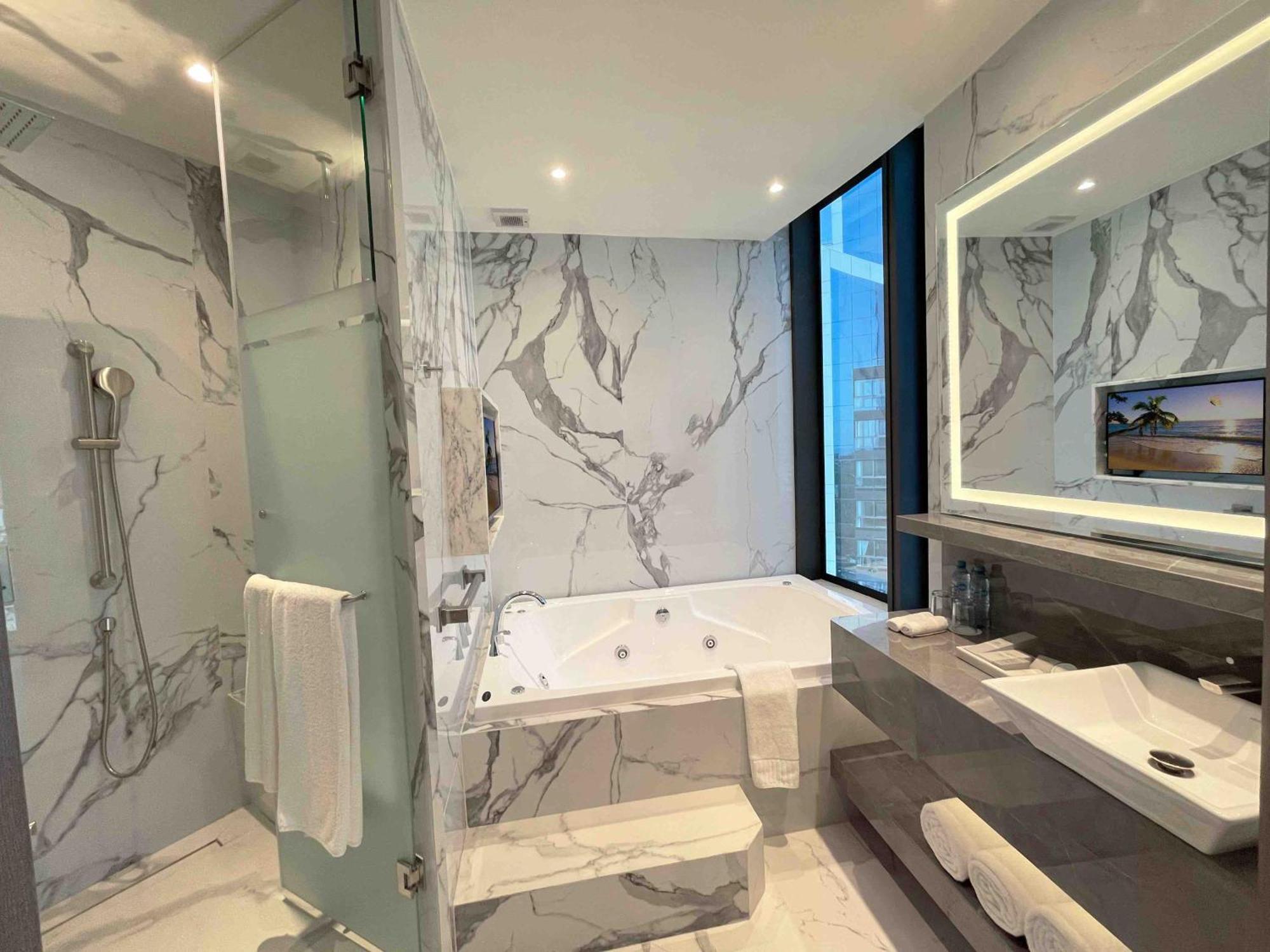 Safi Royal Luxury Metropolitan Hotel San Pedro Garza Garcia Exterior photo Bathroom